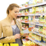 Woman in supermarket with Tetra Gemina® Aseptic carton
