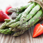 asparagus i jagodi