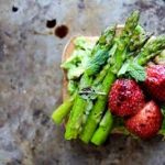 asparagus i jagodi1
