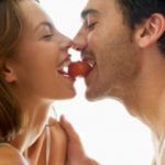 couple-eating-strawberry_dbsqdf