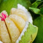 unter-der-zaehen-schale-steckt-ein-weicher-kern-die-pomelo-enthaelt-viel-vitamin-c-