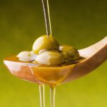 olio di oliva con sfondo verde