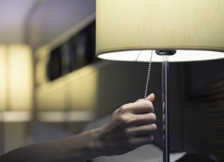 Ако не можете да заспиете со запалено светло, еве што треба да знаете за здравјето