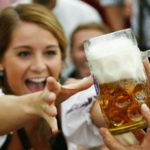 žena-pije-pivo