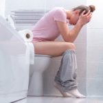 Verstopfung_Frau_Quelle__Goffkein__AdobeStock_263963422-5184×2920-720×406
