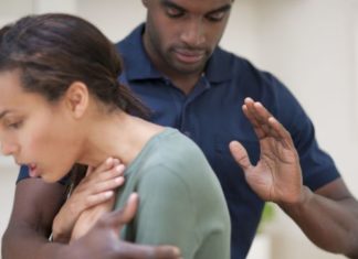 Како да си помогнете или да помогнете некому во случај на давење со храна