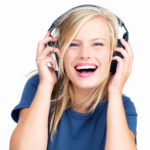 Devojka Žena sluša muziku Muzika Slušalice shutterstock_400x0