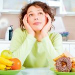 devojka-hrana-zdrava-hrana-nezdrava-hrana-foto-shutterstock-1445861757-770715-700×473