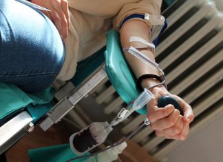 Редовното дарување крв ги намалува шансите за срцев удар и рак