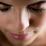 970337_zena-suze-uplakana-place_ls
