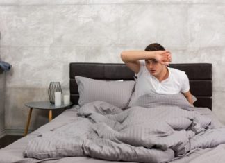 Ноќно потење: Еве што го предизвикува и како да се спречи