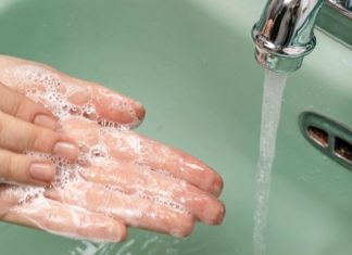 КОРОНАВИРУС: Како да спречите оштетување на кожата по честото миење на рацете