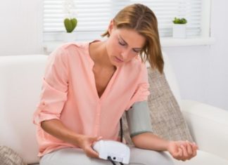 Крвниот притисок ви е покачен, а не можете да отидете на лекар? Помогнете си со овие совети