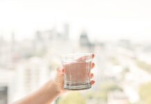 пиењето чаша вода веднаш по будењето