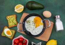 КОГА Е БЕЗБЕДНО ДА СЕ ЈАДЕ СКРШЕНО ЈАЈЦЕ, А КОГА ТРЕБА ВЕДНАШ ДА СЕ ФРЛИ?