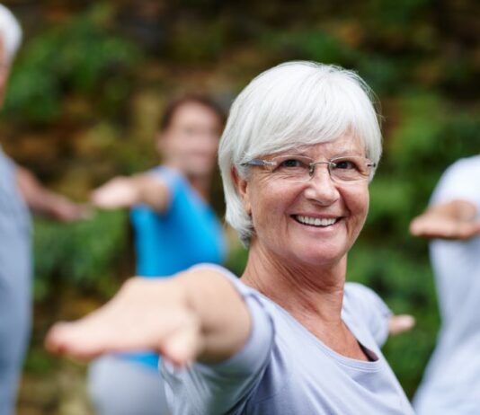ВОДИЧ ЗА ЗДРАВО СТАРЕЕЊЕ ЗА ТРЕНИНГ ЗА СИЛА И ИСТЕГНУВАЊЕ ДОМА