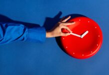 ЗОШТО ПОМЕСТУВАЊЕТО НА ЧАСОВНИКОТ ГО ЗГОЛЕМУВА РИЗИКОТ ОД ЗДРАВСТВЕНИ ПРОБЛЕМИ