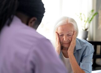 РАНИТЕ ЗНАЦИ НА ДЕМЕНЦИЈА МОЖЕ ДА СЕ ПРЕПОЗНААТ ПО РАЦЕТЕ И НОЗЕТЕ