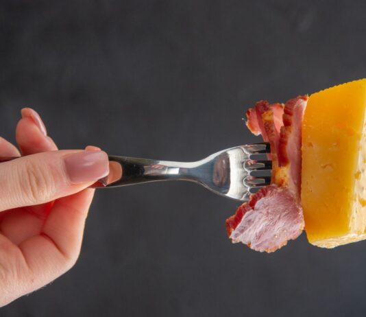 КАРДИОЛОГ ПОСОЧИ КОМБИНАЦИЈА ОД ХРАНА ШТО НЕ Е ДОБРА ЗА ЛУЃЕ СО ХИПЕРТЕНЗИЈА