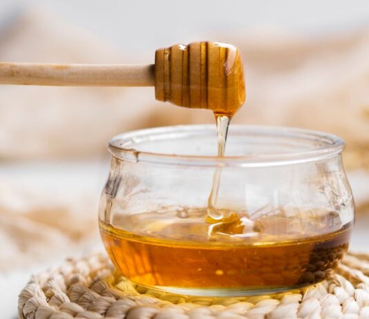 СÈ ШТО ТРЕБА ДА ЗНАЕТЕ ЗА МЕДОТ: ЗДРАВСТВЕНИ ПРИДОБИВКИ И РИЗИЦИ И КАКО ДА ЈА ПРЕПОЗНАЕТЕ РАЗЛИКАТА