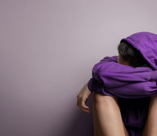 КАКО СОЦИЈАЛНИТЕ МЕДИУМИ ВЛИЈААТ НА БИПОЛАРНОТО РАСТРОЈСТВО? ПЛУС СОВЕТИ ЗА УПРАВУВАЊЕ СО ВРЕМЕТО ПОМИНАТО НА ЕКРАН