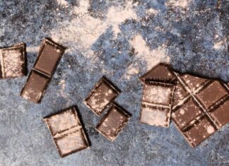 ДАЛИ ЧОКОЛАДОТО СО БЕЛИ ТРАГИ Е БЕЗБЕДНО ЗА ЈАДЕЊЕ: НУТРИЦИОНИСТ ЈА РЕШАВА ДИЛЕМАТА И ОБЈАСНУВА ОД КАДЕ ДОАЃА ОВОЈ СОМНИТЕЛЕН СЛОЈ НА НЕГО