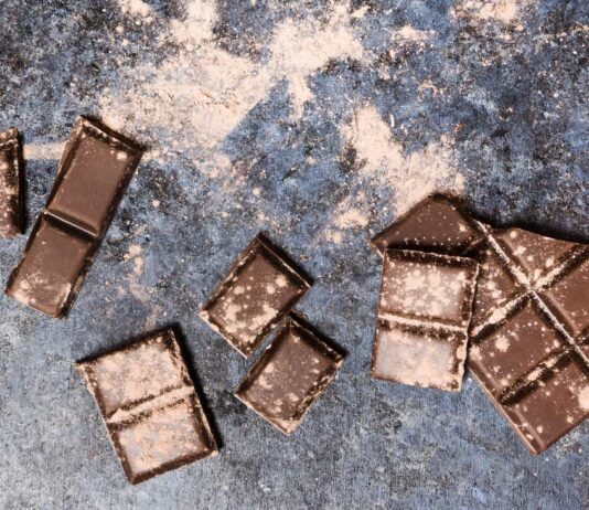 ДАЛИ ЧОКОЛАДОТО СО БЕЛИ ТРАГИ Е БЕЗБЕДНО ЗА ЈАДЕЊЕ: НУТРИЦИОНИСТ ЈА РЕШАВА ДИЛЕМАТА И ОБЈАСНУВА ОД КАДЕ ДОАЃА ОВОЈ СОМНИТЕЛЕН СЛОЈ НА НЕГО