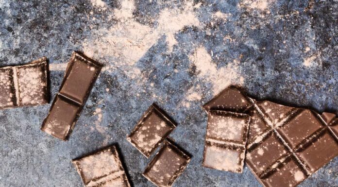 ДАЛИ ЧОКОЛАДОТО СО БЕЛИ ТРАГИ Е БЕЗБЕДНО ЗА ЈАДЕЊЕ: НУТРИЦИОНИСТ ЈА РЕШАВА ДИЛЕМАТА И ОБЈАСНУВА ОД КАДЕ ДОАЃА ОВОЈ СОМНИТЕЛЕН СЛОЈ НА НЕГО