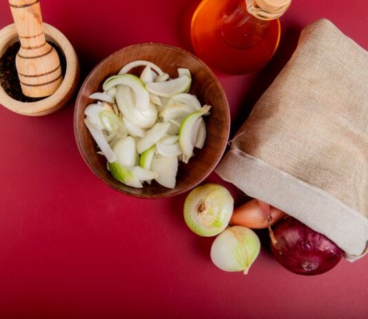 ДАЛИ СТАВАЊЕТО КРОМИД ВО ЧОРАПИТЕ ДОДЕКА СПИЕТЕ НАВИСТИНА СПРЕЧУВА НАСТИНКА ИЛИ ГРИП?