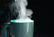 ПИЕЊЕТО ТОПЛА ВОДА ПОМАГА КАЈ МНОГУ ЗАБОЛУВАЊА, ОСОБЕНО ВО ЗИМА