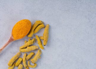 КАКО ДА СЕ КОРИСТИ КУРКУМА ВО ПРАВ?