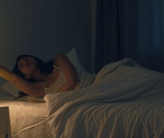 КОЛКУ ПАТИ Е НОРМАЛНО ДА СЕ БУДАМ ВО ТЕКОТ НА НОЌТА ВО СПОРЕДБА СО ВОЗРАСТА?