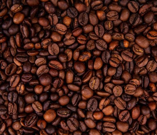 ЧУКАЊЕ НА СРЦЕТО ПО КАФЕ? КАРДИОЛОЗИТЕ ОБЈАСНУВААТ ЗОШТО И КОГА МОЖЕ ДА БИДЕ ОПАСНО