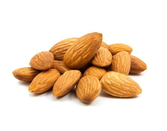 ШАКА БАДЕМИ ПРЕД СПИЕЊЕ: ТИЕ СОДРЖАТ И МЕЛАТОНИН И МАГНЕЗИУМ И НАВИСТИНА ГО ПОДОБРУВААТ КВАЛИТЕТОТ НА СПИЕЊЕТО