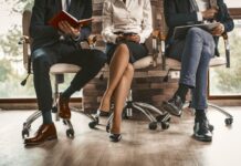 ЧЕСТО СЕДИМЕ СО СКРСТЕНИ НОЗЕ – КАКО ОВОЈ НАЧИН НА СЕДЕЊЕ СЕ ОДРАЗУВА НА НАШЕТО ТЕЛО?