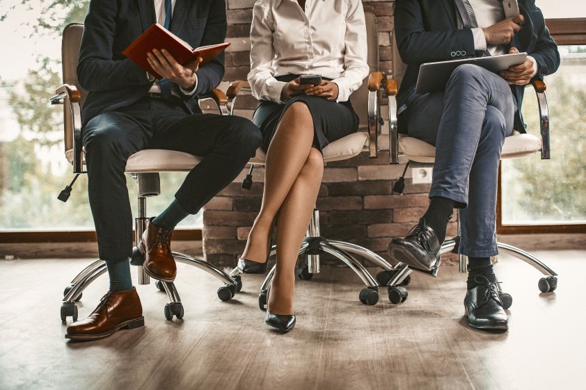 ЧЕСТО СЕДИМЕ СО СКРСТЕНИ НОЗЕ – КАКО ОВОЈ НАЧИН НА СЕДЕЊЕ СЕ ОДРАЗУВА НА НАШЕТО ТЕЛО?